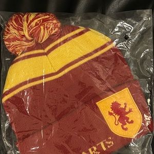NEW Wizarding world of Harry Potter Knit Beanie pom hat GRYFFINDOR HOGWARTS